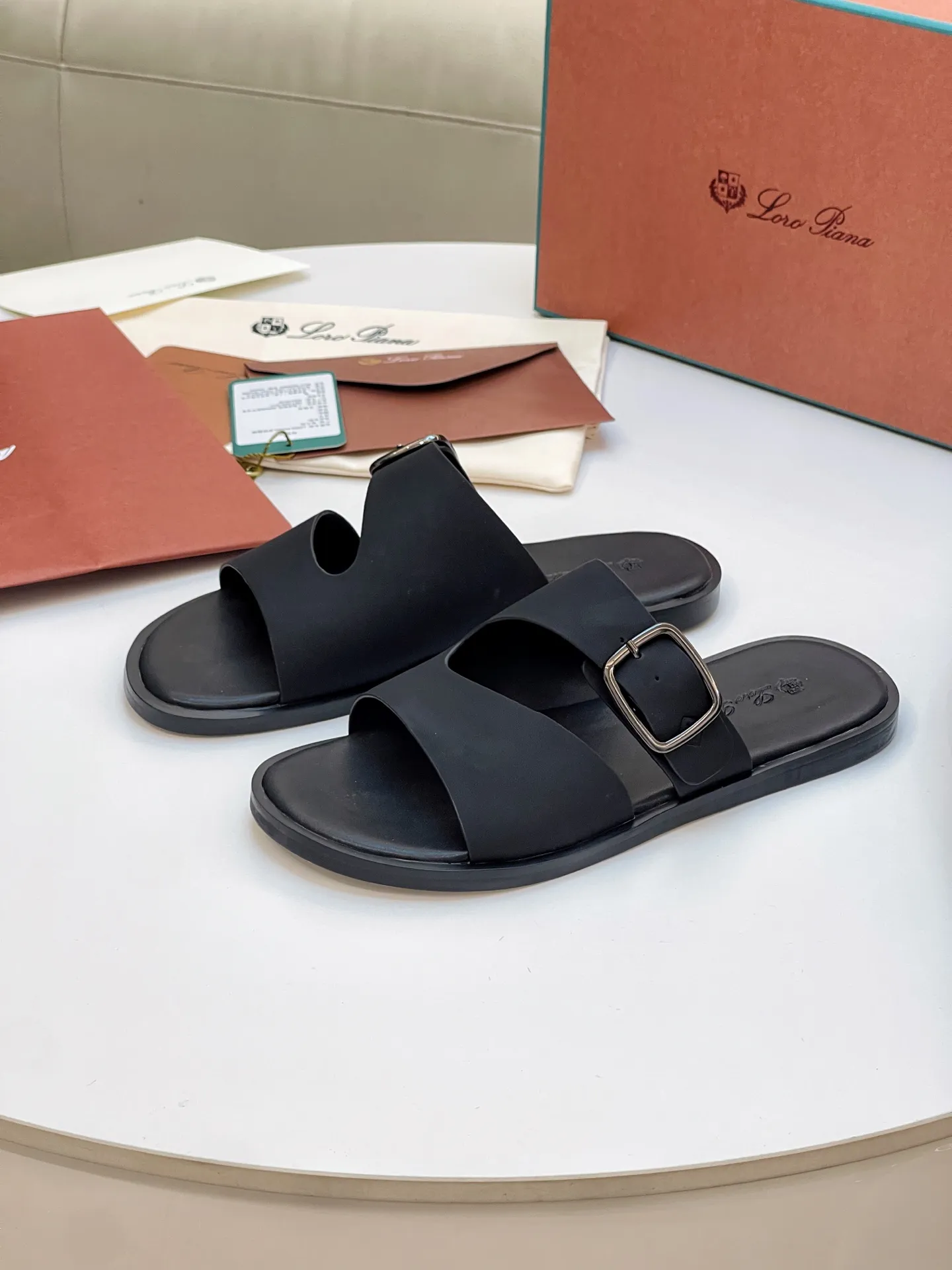 Men's shoes 💰420 Loro Piana, LP's popular spring and summer slippers are synchronized with the new counters, uppers are imported cowhide fabrics from Italy, high-quality splicing technology, soles: original soles specially provided by the original factory, exclusive molded soles are super comfortable, original factory orders, 🔍🔍high quality, you can go in and out of the counter at will, welcome to compare, code number 39-44 (order 38 45 46)